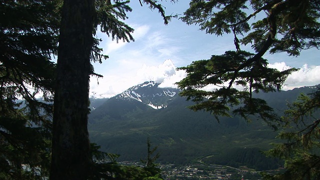 WS, ZI，雪山山峰和云从罗伯茨山，朱诺，阿拉斯加，美国视频素材