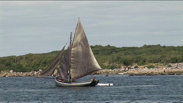 MS, Galway Hooker帆船在海湾，Galway县，爱尔兰视频素材