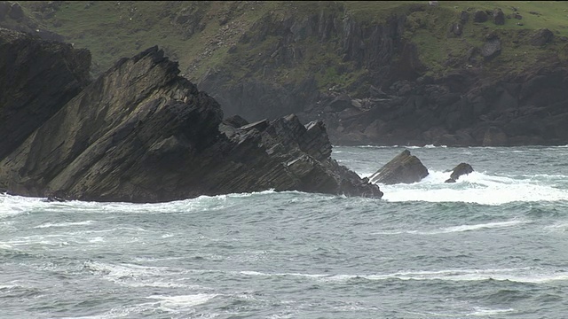 爱尔兰西比尔海德，海浪撞击岩石视频素材