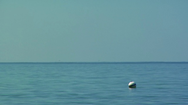 漂浮在海洋上的浮标，北特鲁罗，马萨诸塞州，美国视频素材