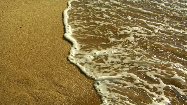 海浪冲刷海滩上的脚印，普罗文斯敦，马萨诸塞州，美国视频素材