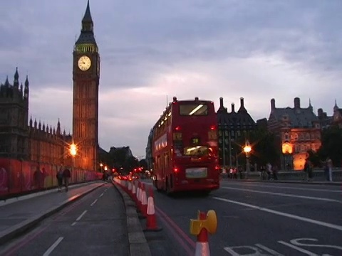 英国伦敦，西敏寺大桥上，一辆开往钟楼的双层巴士视频素材