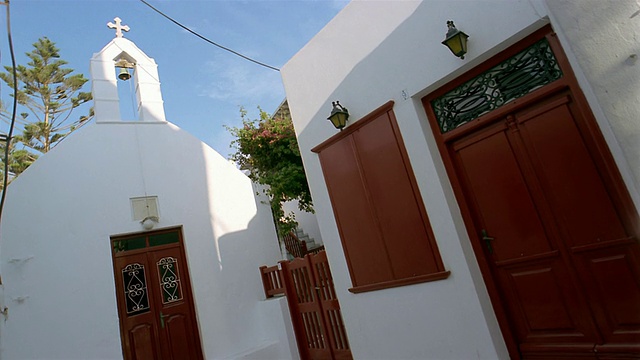 希腊米科诺斯帕拉波提亚尼教堂(Paraportiani church / Mykonos)两个小教堂之间的中低角倾斜庭院视频素材