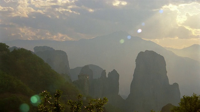 时间流逝宽镜头在天空云移动过山/太阳照耀透过云/天/迈特拉，希腊视频素材