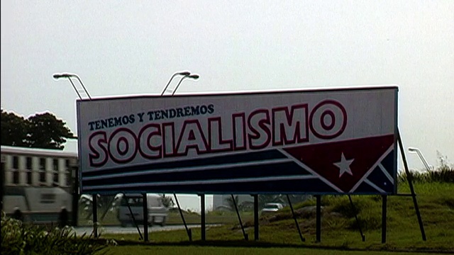 2003年，古巴高速公路上的广角广告牌宣传社会主义(“Socialismo”)视频素材