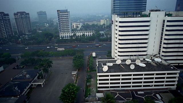 Jalan Gatot Subroto高速公路及周边地区/建筑屋顶上的卫星天线/雅加达视频素材