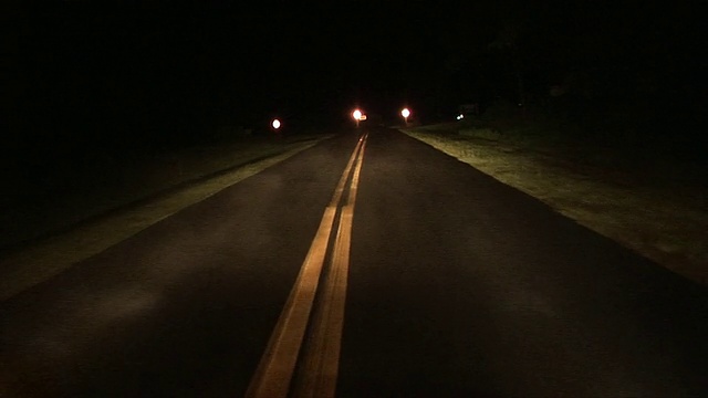 CAR POV在大雾，偏僻的乡村道路上行驶/ ZI停止标志/格鲁吉亚视频素材