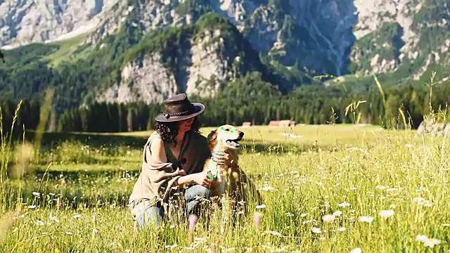 一个女人和她的狗在湖边玩视频素材