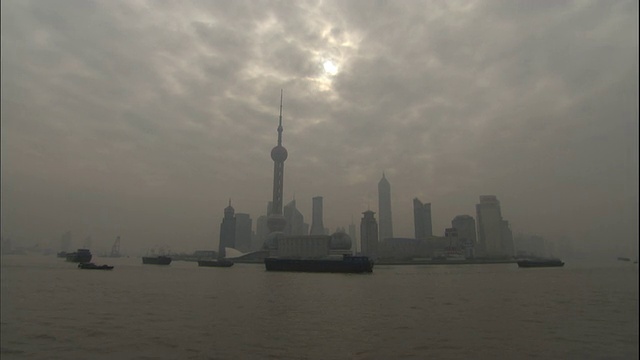 阴天，中国上海，长江上的城市景观视频素材