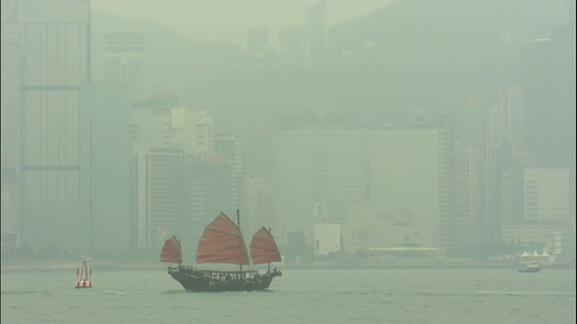 雾天，中国上海，在长江上拍摄了中国帆船视频素材