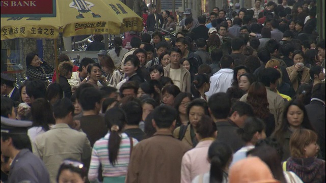 MS人群走在人行道上/散焦人群/中国上海视频素材