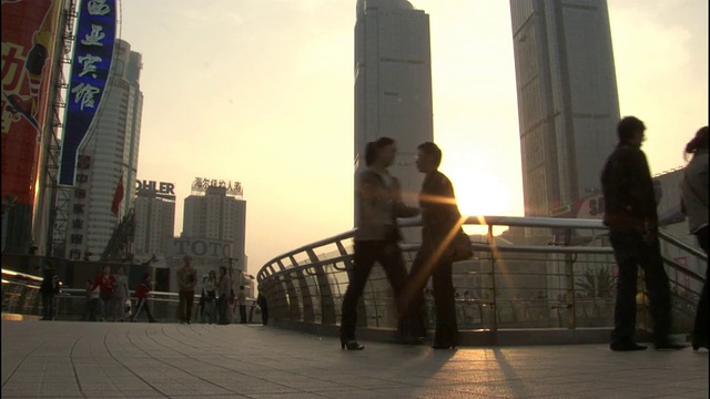 中国上海，在摩天大楼背景下行走的行人视频素材