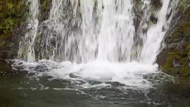 瀑布口进入泳池，古利特维肯，南乔治亚和南桑威奇群岛视频素材