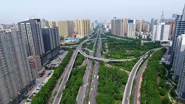 T/L航拍天桥上的交通和城市景观/西安，中国。视频素材