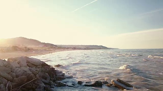 海滩上美丽的日落视频下载