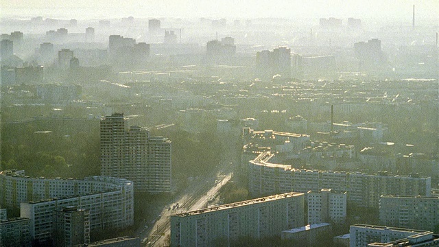 空中烟雾弥漫的城市景观/柏林，德国视频下载