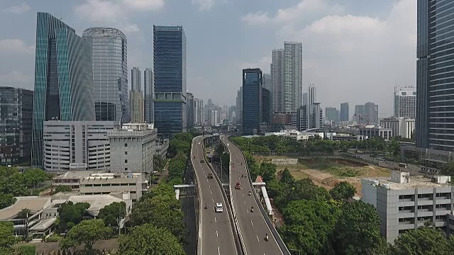 美丽的城市，飞越Kampung Melayu - Tanah Abang高速公路视频素材