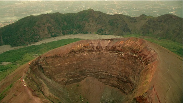 维苏威火山口和索马山(旧火山)山顶/背景/意大利视频素材