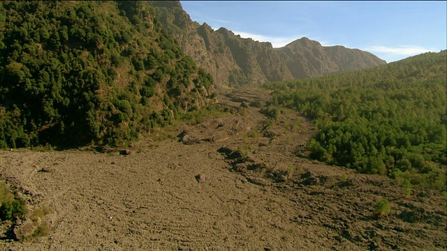 空中的旧熔岩流旁边的索马山/旅游巴士和交通道路上的维苏威/意大利视频素材