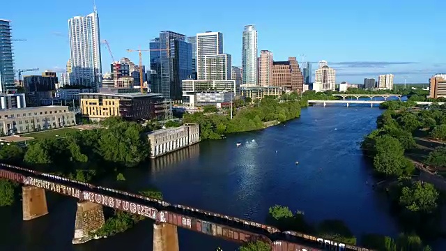 美国德克萨斯州奥斯汀的晚上与火车栈桥，涂鸦，和惊人的城市天际线背景视频素材