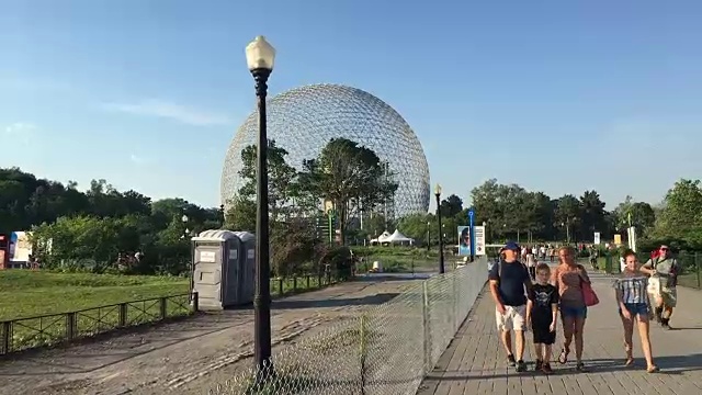 蒙特利尔的生物圈，位于加拿大圣海伦岛的休闲区视频素材