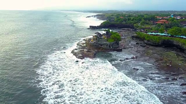 4K:无人机拍摄Pura Tanah Lot印度教寺庙，塔巴南，印度尼西亚巴厘岛鸟瞰图视频素材