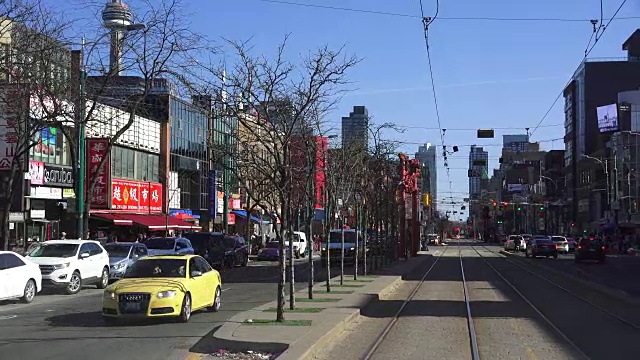 加拿大多伦多:Spadina街，从传统的城市有轨电车视角拍摄的图像。在车流中行驶的公共交通工具视频素材