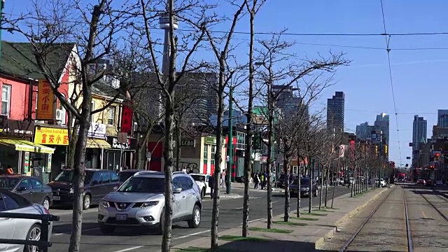 加拿大多伦多:Spadina街，从传统的城市有轨电车视角拍摄的图像。背景中的CN塔视频素材