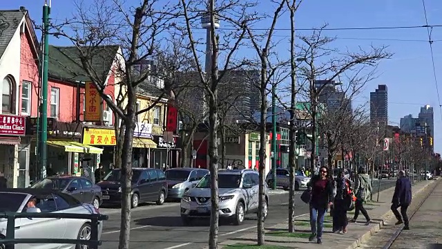 加拿大多伦多:Spadina街，从传统的城市有轨电车视角拍摄的图像。跑步赶公共交通工具的通勤者视频素材