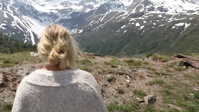 女人在山景下下车，拍照视频素材