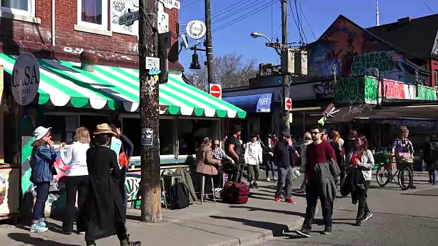 加拿大多伦多:肯辛顿市场的日常生活方式。街上的行人。这个位于市中心的社区是加拿大的国家历史遗址视频素材