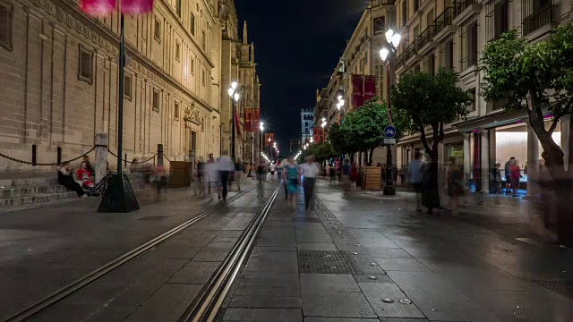 塞维利亚吉拉尔达大教堂在夜晚随着许多人行走视频素材