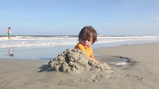 3岁的男孩在海滩上视频素材