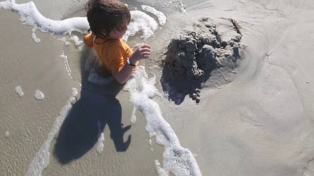 3岁的男孩在海滩上视频素材