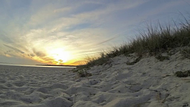 平移/扫时间流逝序列-太阳在海滩上的日落视频素材