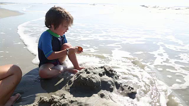 3岁的男孩在海滩上视频素材