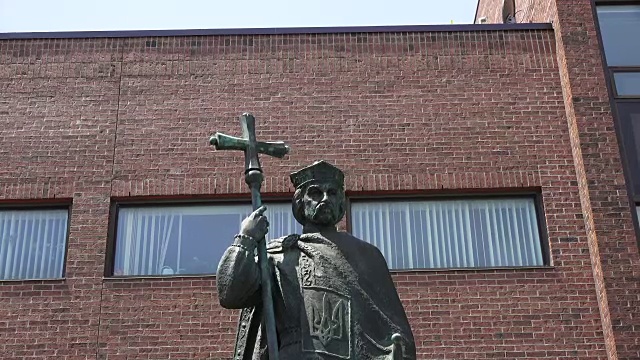 加拿大多伦多旅游景点:Vladimir the Great monument in Spadina Avenue视频素材