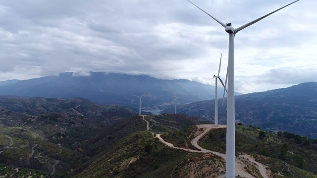 西班牙安达卢西亚山上的风力发电机鸟瞰图视频素材