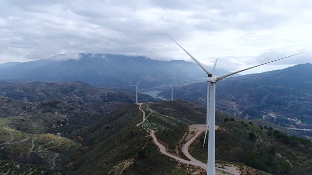 西班牙安达卢西亚山上的风力发电机鸟瞰图视频素材