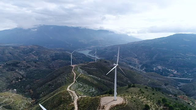 西班牙安达卢西亚山上的风力发电机鸟瞰图视频素材