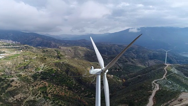 西班牙安达卢西亚山上的风力发电机鸟瞰图视频素材