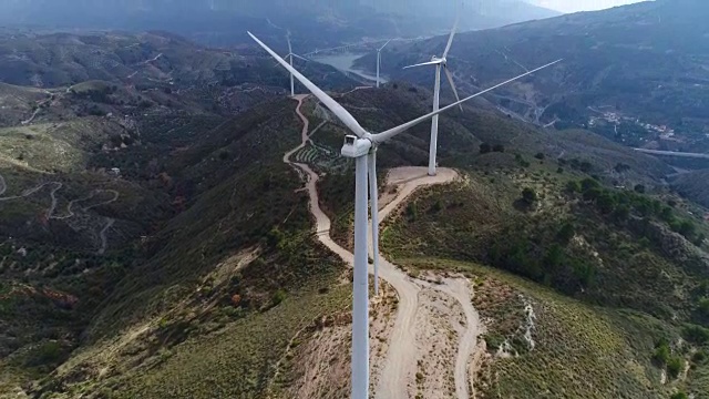 西班牙安达卢西亚山上的风力发电机鸟瞰图视频素材