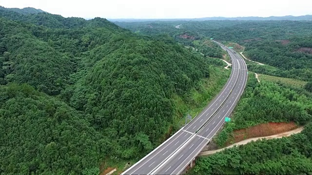 这条高速公路的鸟瞰图穿过群山视频下载