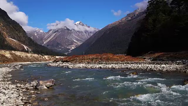 在印度锡金，天气晴朗的日子里，拉冲的景观视频素材