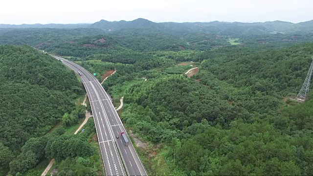 这条高速公路的鸟瞰图穿过群山视频素材