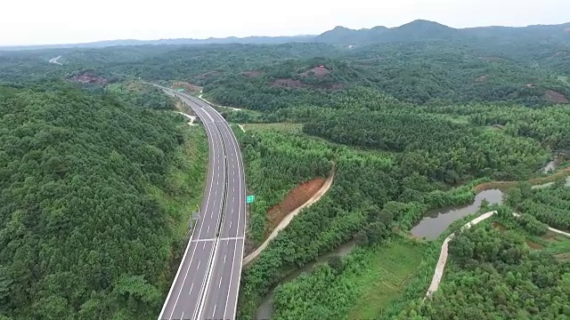 这条高速公路的鸟瞰图穿过群山视频素材