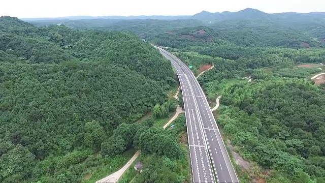 这条高速公路的鸟瞰图穿过群山视频素材