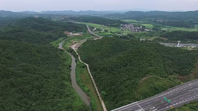 这条高速公路的鸟瞰图穿过群山视频素材