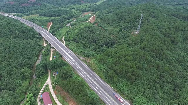 这条高速公路的鸟瞰图穿过群山视频素材