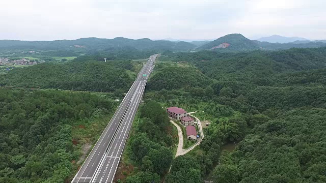 这条高速公路的鸟瞰图穿过群山视频素材